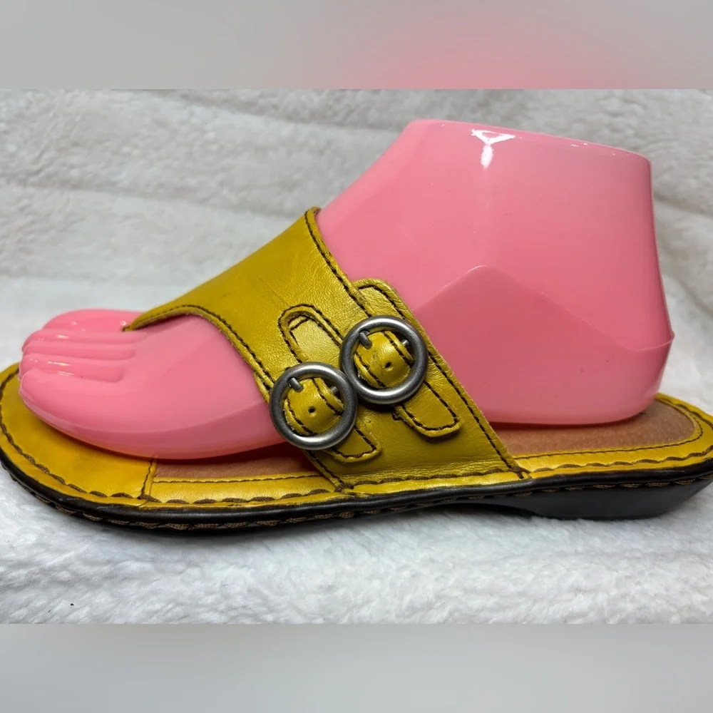 Born Women's Kellen Leather Yellow Buckle Sandals Sz 8 Excellent Condition - Picture 8 of 10
